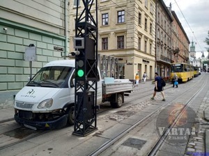 Під час наїзду на болард у Львові травмувався пасажир ГАЗелі