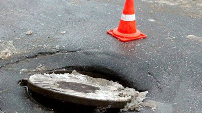 На Прикарпатті чиновник провалився у відкритий люк на території школи