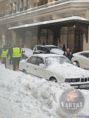 У Львові два дні тому гора снігу понівечила автомобіль “BMW”: в інтернеті з’явилось відео моменту (відео)