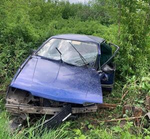 На Рівненщині водій втік після скоєння ДТП, залишивши в авто травмованих дітей (фото)