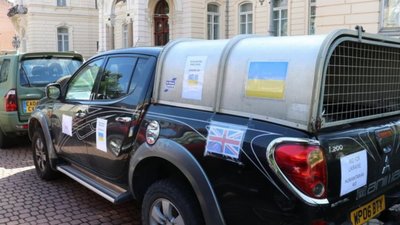Львівщина отримала 25 пікапів та мотобайки для ЗСУ від британських волонтерів