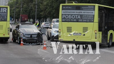 У Львові через ДТП з маршруткою утворився величезний затор (ФОТО/ВІДЕО)