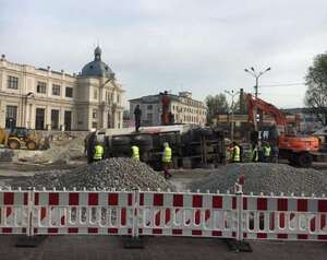 У Львові, під час проведення ремонту площі Двірцевої, перекинувся самоскид (ФОТО, ВІДЕО)