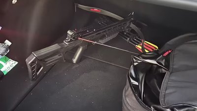 Арбалет зі стрілами виявили в електромобілі на Закарпатті