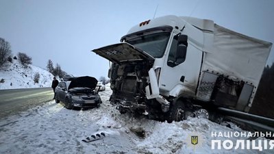 Внаслідок ДТП з вантажівкою на Львівщині травмувалася жінка (ФОТО)