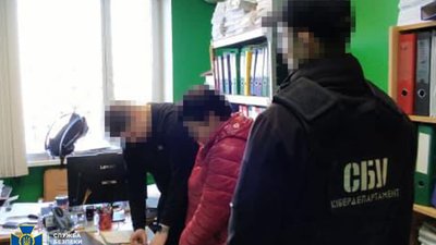 СБУ затримала посадовицю Мінкульту, яка виправдовувала обстріли України та вихваляла путіна