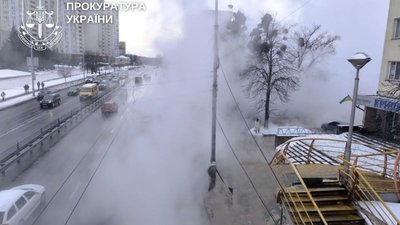 У Києві 16-річна дівчина впала в яму з окропом