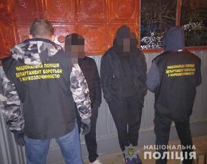 У Луцьку закрили нічний клуб, який порушував карантин та затримали відвідувачів з наркотиками (фото)