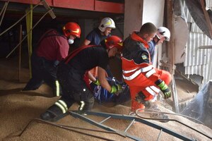 Трагічний випадок у Чернігові: зерно насмерть засипало трьох людей (ФОТО)