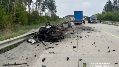 Від легковика не залишилося цілої частини: на трасі "Київ - Чоп" в автотрощі загинули дві людини (ФОТО)