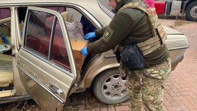 На автостоянці у Рівному виявили «Mercedez» запакований боєприпасами (ФОТО)