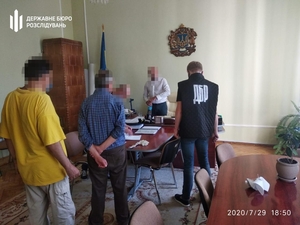 Відкати й вимагання: чиновник Чернівецької ОДА попався на хабарі