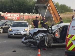 У Львові рятувальники деблокували водія з пошкодженої автівки (фото, відео)