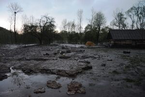 Наслідки негоди на Золочівщині: підтоплені будівлі, знесений автомобіль та порятунок дівчинки (ФОТО)