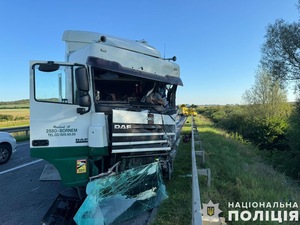 Жахлива ДТП біля Львова: водії мікроавтобуса та автопоїзда загинули на місці події (ФОТО)