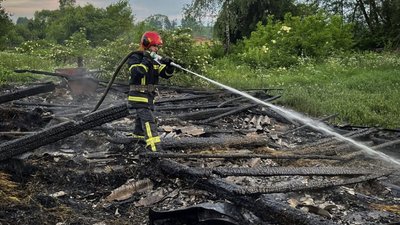 На Львівщині через влучання блискавки згоріла будівля