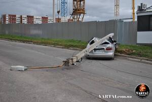 У Львові легковик в’їхав в електроопору (фото, відео) ОНОВЛЕНО