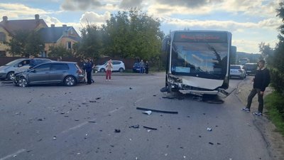 Біля Львова автівка в’їхала в автобус