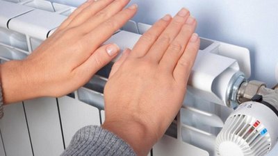 На Хмельниччині люди закидали сміттям комунальника, який забезпечував подачу тепла до квартир