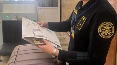 З України намагалися незаконно вивезти листівки з Гітлером