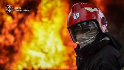 Надзвичайники показали кадри, як ліквідовували наслідки ракетно-дронового удару по Львівщині (ФОТО)