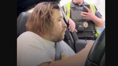 У Києві до ТЦК доставили водія, який вкусив поліцейських (ВІДЕО)