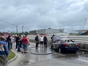 На території ТРЦ «King Cross Leopolis» згорів автомобіль (ФОТО, ВІДЕО)