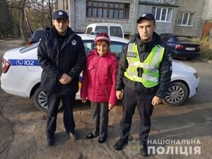 Поліцейські Львівщини знайшли стареньку, яка дві доби блукала у лісі (фото)