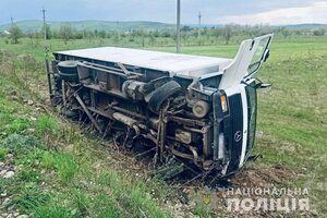 ДТП із вантажівкою поблизу Надвірної: постраждало двоє людей (фото)