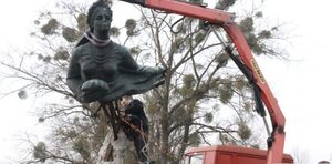 Пам’ятник «Русалці Дністровій» демонтували і везуть до Львова (фото)