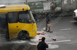 У Києві на ходу загорілася маршрутка з пасажирами (відео)