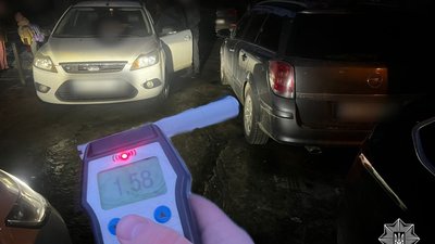 У Львові п’яний водій скоїв наїзд на припаркований автомобіль і намагався втекти від поліцейського (ФОТО)