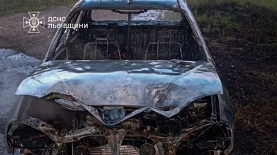 На Львівщині у палаючому легковику знайшли тіло  людини