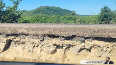 У Львівській області під час ремонту дороги виявили базальтову бруківку