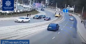 На відео потрапив момент ДТП на вулиці Стуса у Львові (відео)