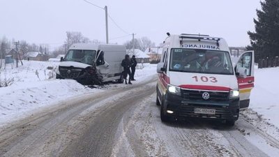 На Львівщині іноземець на Fiat потрапив у ДТП з мікроавтобусом