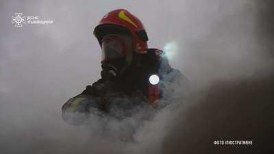 У Львові горить житловий будинок