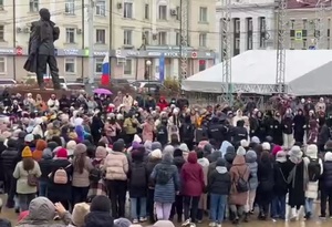 На росії жінки дивним чином протестували проти війни (ВІДЕО)