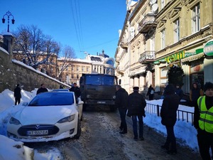 У Львові автомобіль "Tesla" заблокував проїзд вулицею (відео, фото)