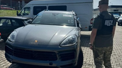 На Львівщині намагалися провезти Porsche Cayenne під виглядом гуманітарної допомоги (ФОТО)