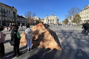 Фото: Львівська міська рада. Мистецький об’єкт «Говерла» на площі перед Оперним театром у Львові.