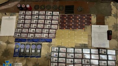 Ексвійськовий організував у Києві масовий продаж фальшивих посвідчень СБУ для чоловіків