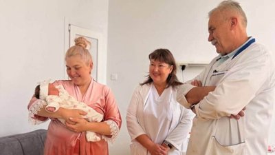 У Львові жінка народила доньку після операцій із видалення пухлини та грижі