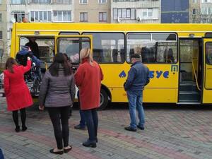 Для потреб дітей та молоді з НРЦ "Джерело" передали новий автобус (фото)