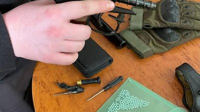 На Львівщині десятикласник приніс до школи пістолет