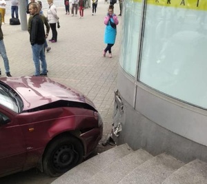 ДТП у Львові: чоловік втратив свідомість та в’їхав у "Скриню" (фото, відео)