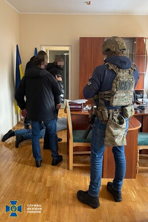 Силовики проводять обшуки в приміщеннях двох регіональних митниць (ФОТО)