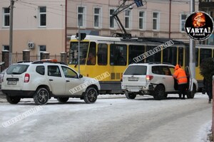 У Львові сталася ДТП з участю трамвая і легковика (ФОТО, ВІДЕО)