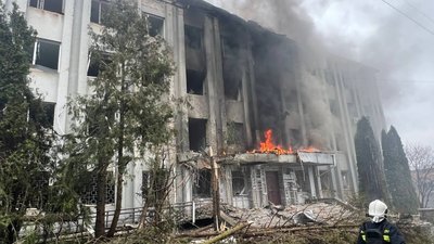 Росіяни продовжують бити по будівлях ТЦК: сьогодні атакували у Сумах (ФОТО)