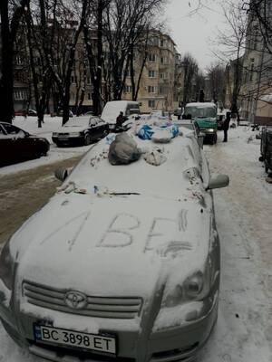 Львів’яни закидали сміттям автомобіль любителя неправильної парковки (ФОТО)